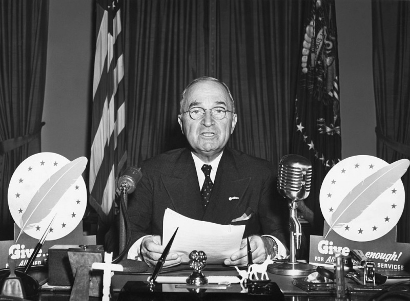 Prezydent Harry S. Truman przemawia podczas telewizyjnego przemówienia Gabinetu Owalnego.