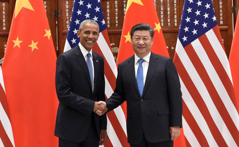 中国の習近平国家主席がバラク・オバマ氏と握手