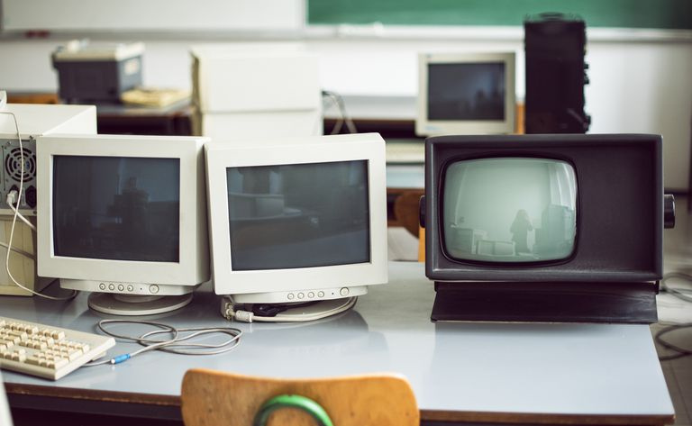 机の上に置かれたコンピューターモニター