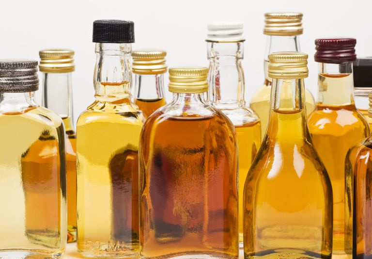 Groupe de bouteilles de boissons alcoolisées.