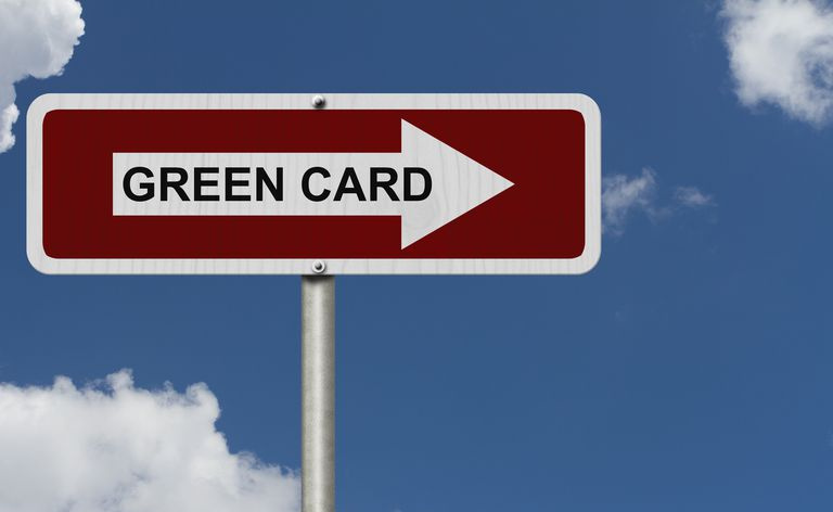 Segno con la freccia con il nome della carta verde.