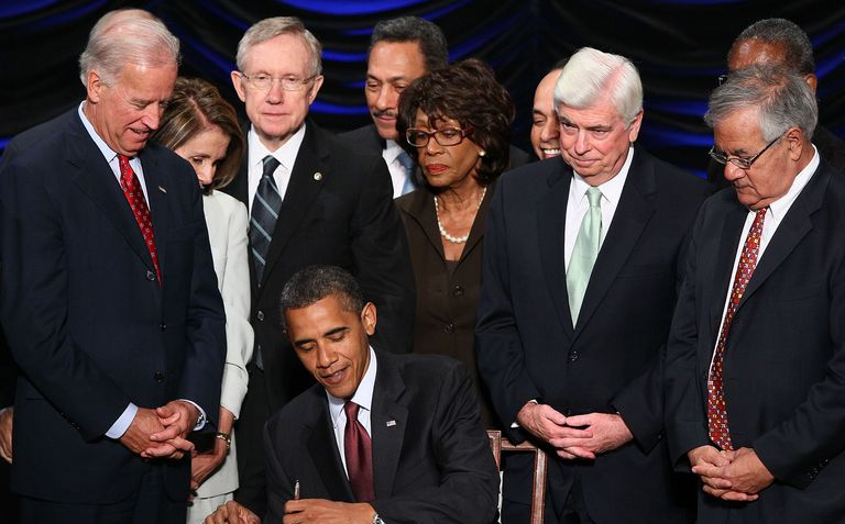 USAs president Barack Obama signerer Dodd-Frank Wall Street Reform and Consumer Protection Act.