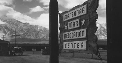 uma placa na entrada do centro de realocação da guerra de manzanar