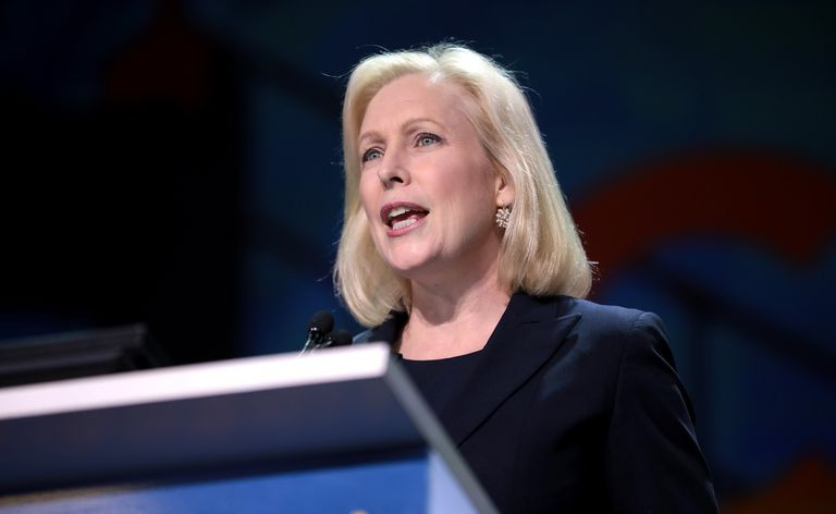 Kirsten Gillibrand przemawia na podium.
