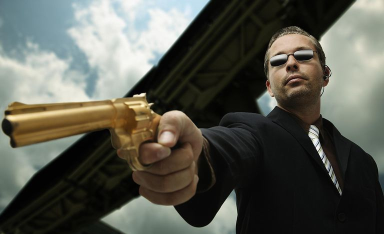 Maschio che punta una pistola.