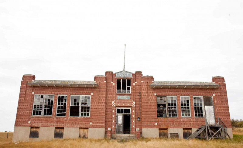 En gammel forlatt boligskole i landlige Saskatchewan, Canada.