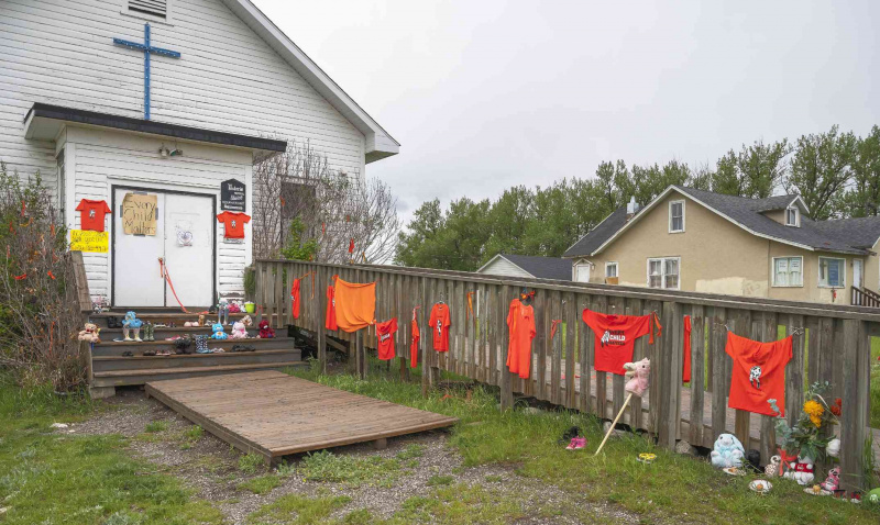 Utstilling utenfor en kirke på Stoney Indian Reserve som sørger over tapet av barn i boligskoler