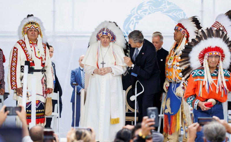 Pave Frans bærer et tradisjonelt hodeplagg som ble gitt ham av urfolksledere under hans besøk 25. juli 2022 i Maskwacis, Canada.