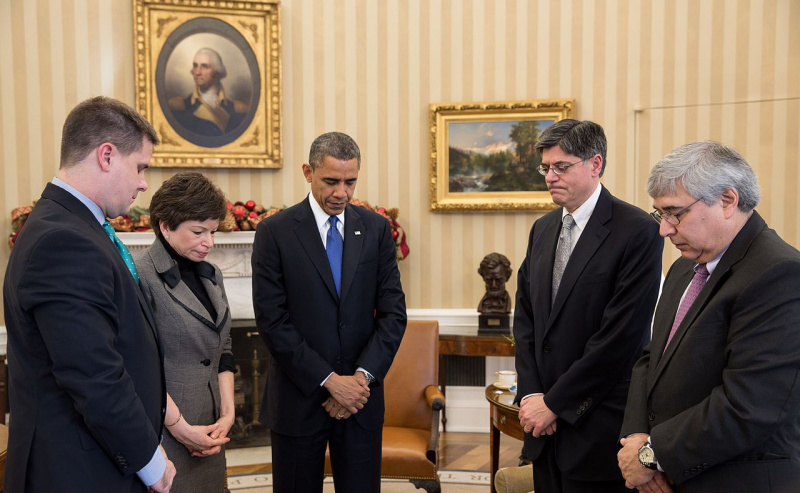 O presidente Barack Obama faz uma pausa durante uma reunião para observar um momento de silêncio pelas vítimas de Sandy Hook