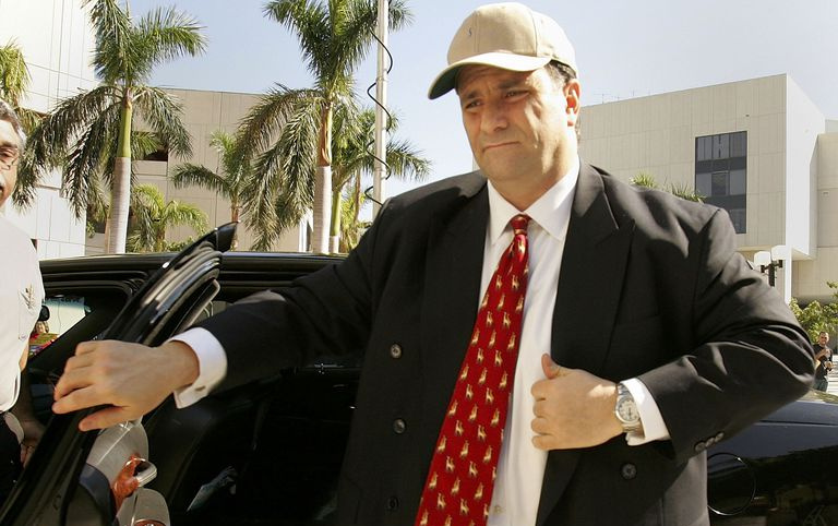 Tidligere lobbyister Jack Abramoff går ut av en bil i Miami