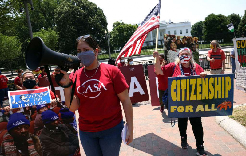 Activistas de inmigración con el grupo de defensa CASA se reúnen en la Casa Blanca para exigir que el presidente Biden otorgue la ciudadanía a los inmigrantes.