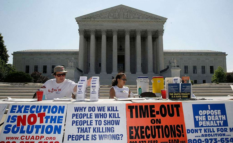 Aktivisten beteiligen sich an einer Mahnwache gegen die Todesstrafe vor dem Obersten Gerichtshof der USA am 1. Juli 2008 in Washington, DC.