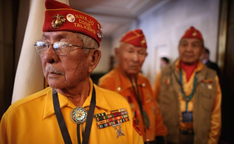 Członkowie Navajo Code Talkers Association (L-R) Bill Toledo, George James Jr. i Peter MacDonald Sr.