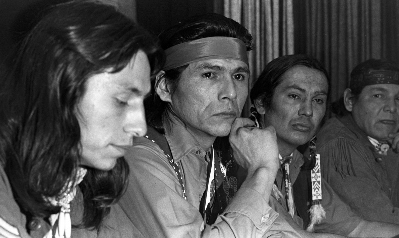 Rdzennych Amerykanów adwokat Russell Means na konferencji prasowej, Boston University, Boston, Massachusetts, 1971.