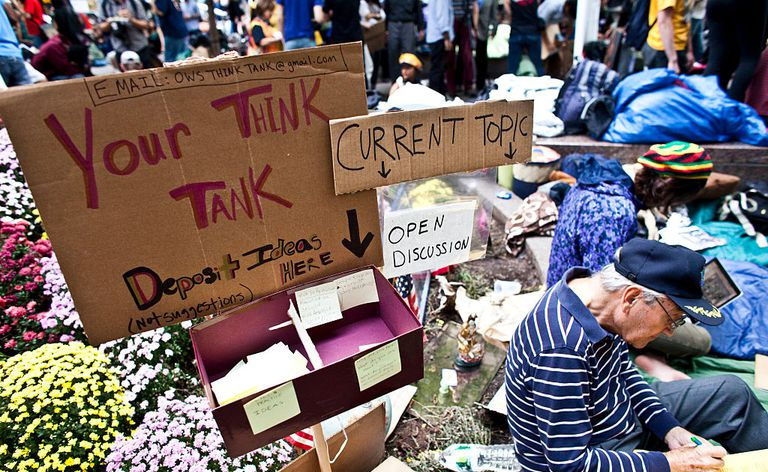 Uma placa aponta para uma área de discussão criada pelo movimento Occupy Wall Street no Zuccotti Park, em Lower Manhattan, na terça-feira, 11 de outubro de 2011.