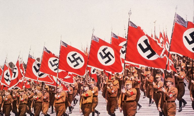 La entrada de los colores o esvásticas en el Día del Partido Nacionalsocialista Alemán en Nuremberg, 1933
