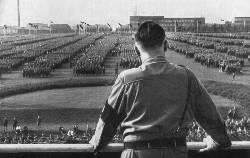 El Führer alemán y el líder nazi Adolf Hitler se dirigen a los soldados en un mitin nazi en Dortmund, Alemania.