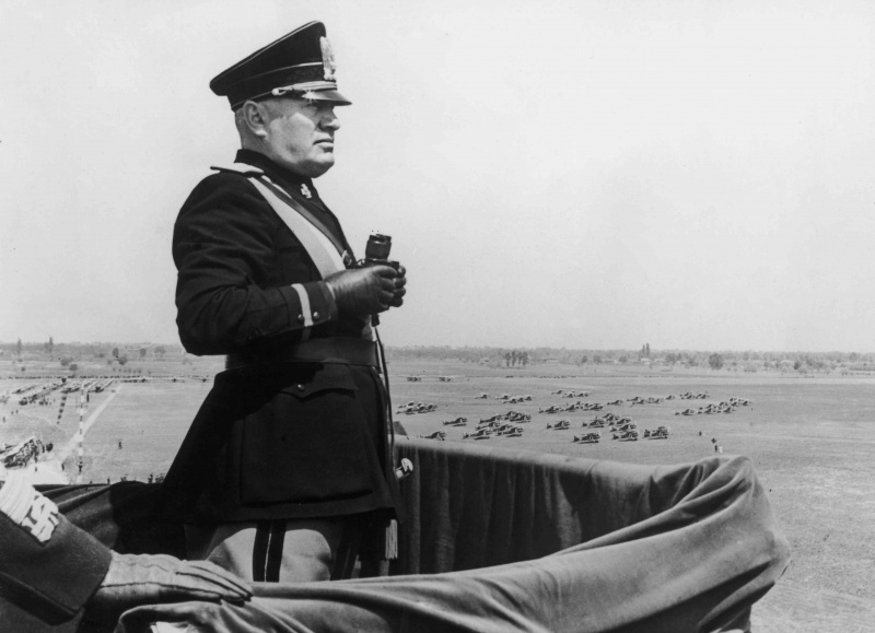 El dictador italiano Benito Mussolini (1883 - 1945) examina el nuevo aeropuerto de Caselle durante una visita a Turín, el 16 de mayo