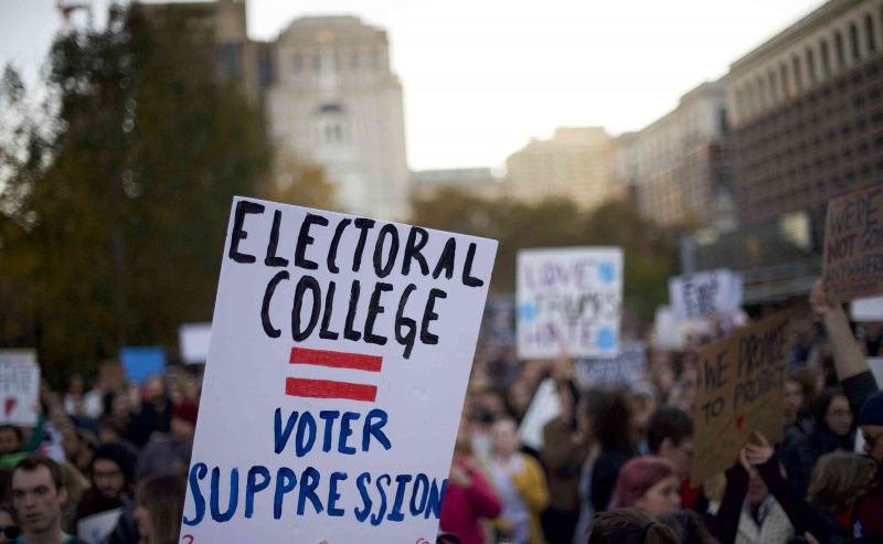 Los manifestantes se manifiestan contra el presidente electo Donald Trump frente al Independence Hall el 13 de noviembre de 2016 en Filadelfia, Pensilvania.