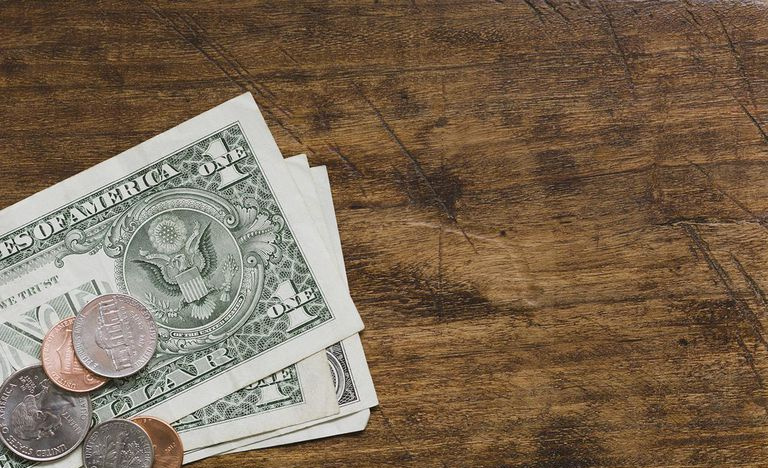 ASV valūta, dolāru banknotes ar dažādām monētām