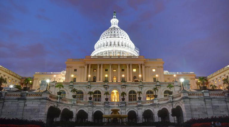 Budynek Kapitolu USA dramatycznie rozświetla się o zmierzchu