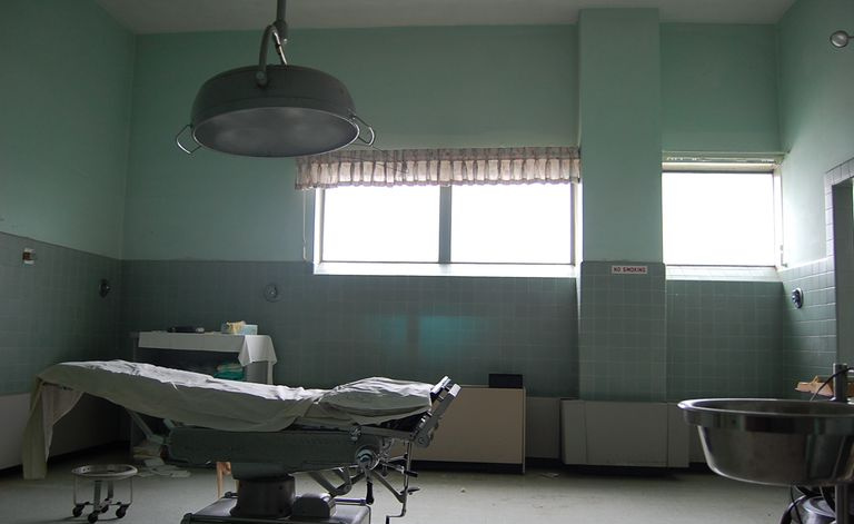 Un quirófano que muestra una cama quirúrgica y equipo médico.