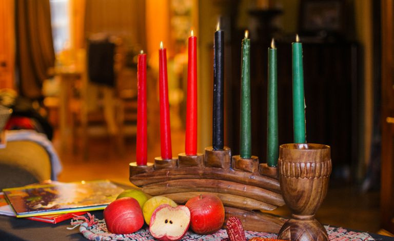 Kinara-Kerzen für die Kwanzaa-Feier