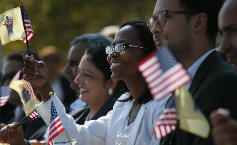 Inmigrantes se convierten en ciudadanos estadounidenses durante ceremonia de naturalización en Liberty State Park
