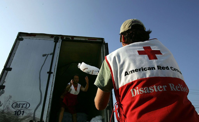 Wolontariuszka Amerykańskiego Czerwonego Krzyża rozładowuje worki z lodem dla potrzebujących po huraganie Katrina 14 września 2005 r. w Biloxi w stanie Mississippi.