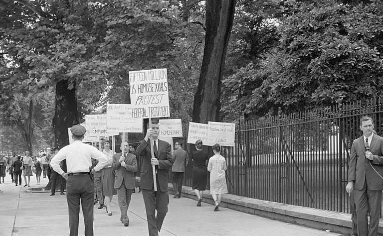 Des manifestants protestant contre le traitement réservé aux homosexuels dans l