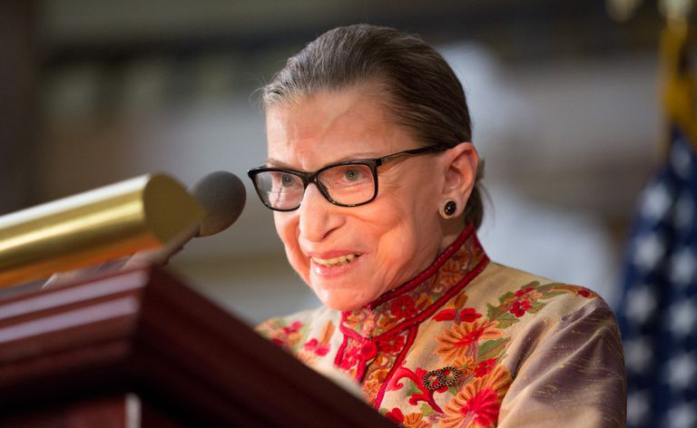 La jueza asociada Ruth Bader Ginsburg hablando en una reunión de mujeres