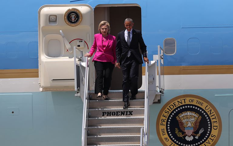 El presidente Obama y Hillary Clinton desembarcan del Air Force One
