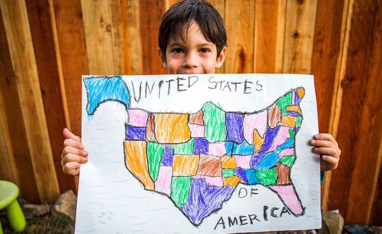 Gutt med tegnet kart over USA