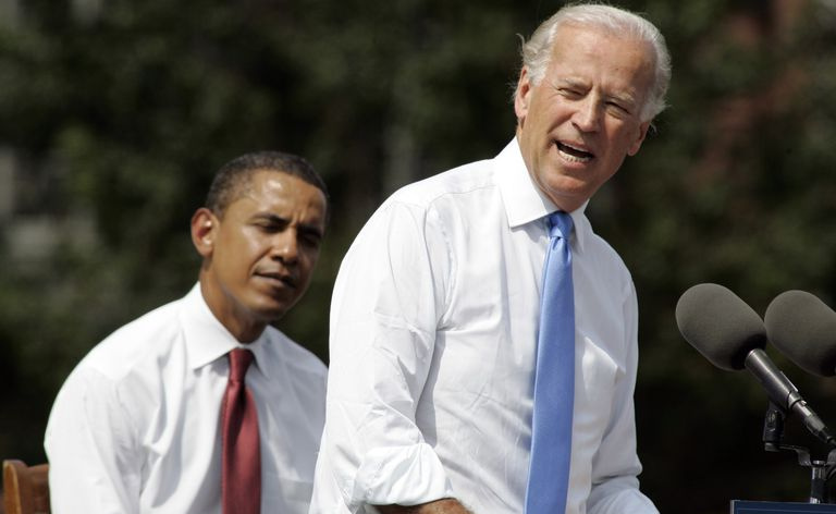 Sen. Joe Biden holder en tale mens senator Barack Obama lytter. (Foto: Frank Polich/Getty Images)