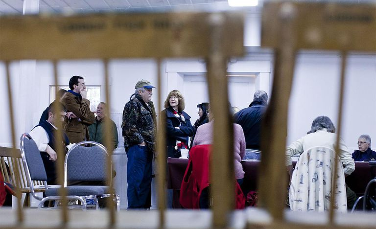 Die Wähler in New Hampshire warten darauf, dass die Wahllokale in der Nation eröffnet werden