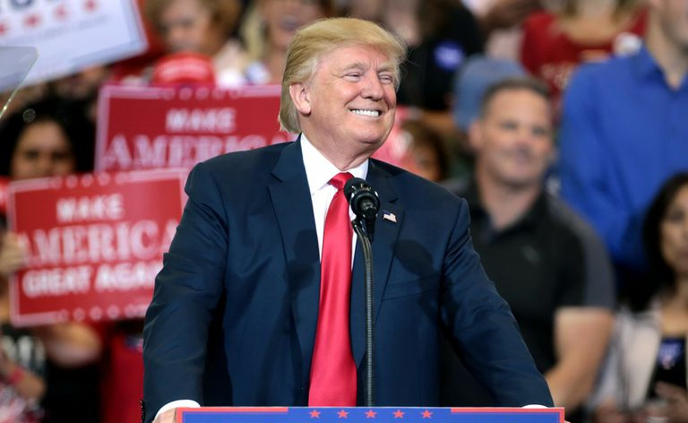 Donalds Tramps runā kampaņas pasākumā.