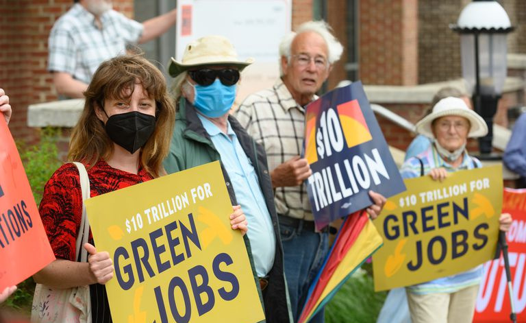 Sierra Club、Workers For Progress、Our Revolution、Chesapeake Climate Action Network のデモ隊が、シェリー・ムーア・カピト上院議員のオフィスの前でピケを張っています。