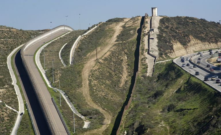 Vues du mur frontalier existant entre les États-Unis et le Mexique