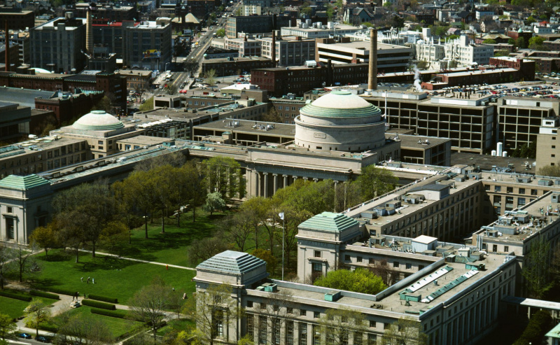 MIT. Juntamente com a CALTECH, a melhor universidade de engenharia dos EUA.