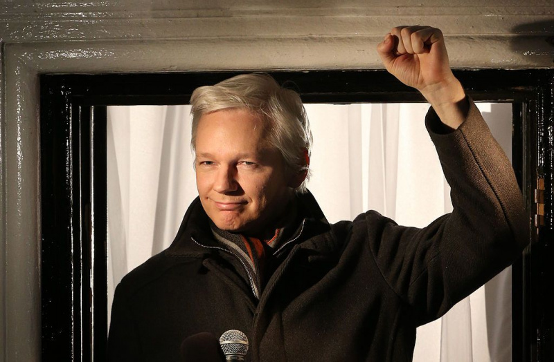 El fundador de Wikileaks, Julian Assange, habla desde la Embajada de Ecuador el 20 de diciembre de 2012 en Londres, Inglaterra.