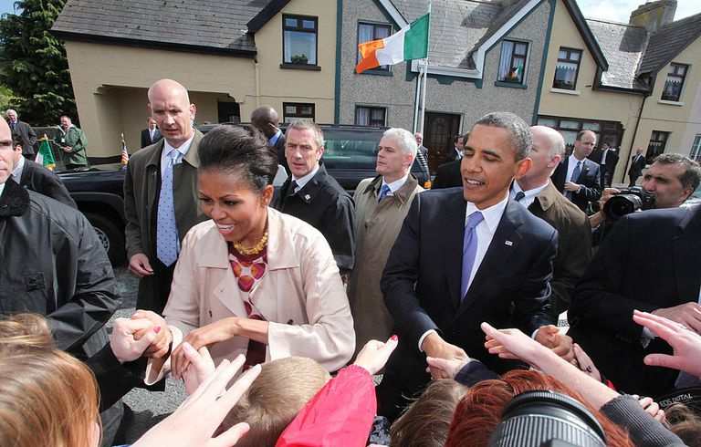 USAs president Barack Obama og førstedame Michelle Obama hilser på lokalbefolkningen i Irland