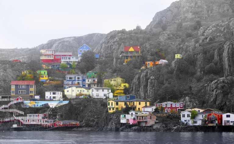 Fargerike hus nær havet