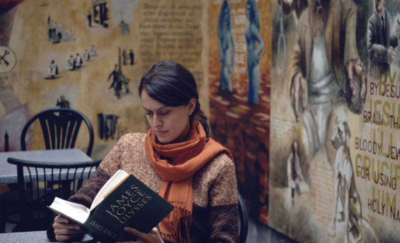 Menina lendo Ulysses no James Joyce Center