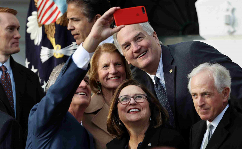 Senatorzy Deb Fischer (dolny środek) i Shelley Moore Capito (powyżej) świętują uchwalenie ustawy o cięciach podatkowych i zatrudnieniu