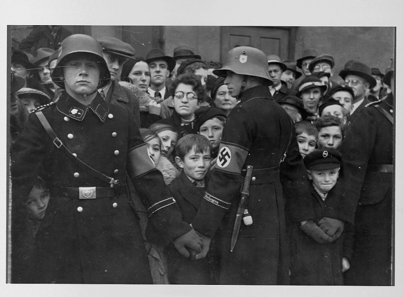 Soldater går sammen for å danne en naziblokade.
