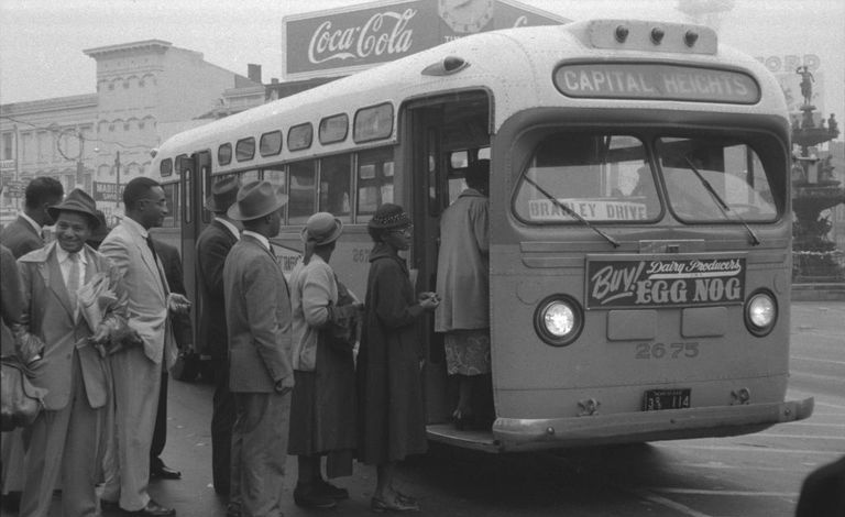 Los afroamericanos abordan un autobús integrado luego del final exitoso de un boicot de autobuses de 381 días en Montgomery, Alabama.