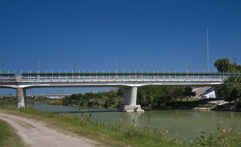 Puente internacional sobre el Río Grande