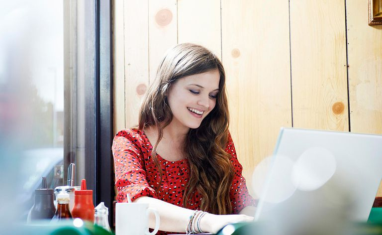 Muchacha escribiendo en una computadora portátil