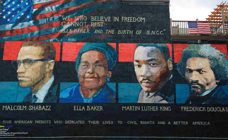 Veggmaleri som illustrerer de svarte lederne for borgerrettighetene (Malcom X, Ella Baker, Martin Luther King og Frederick Douglas), som ligger i Philadelphia