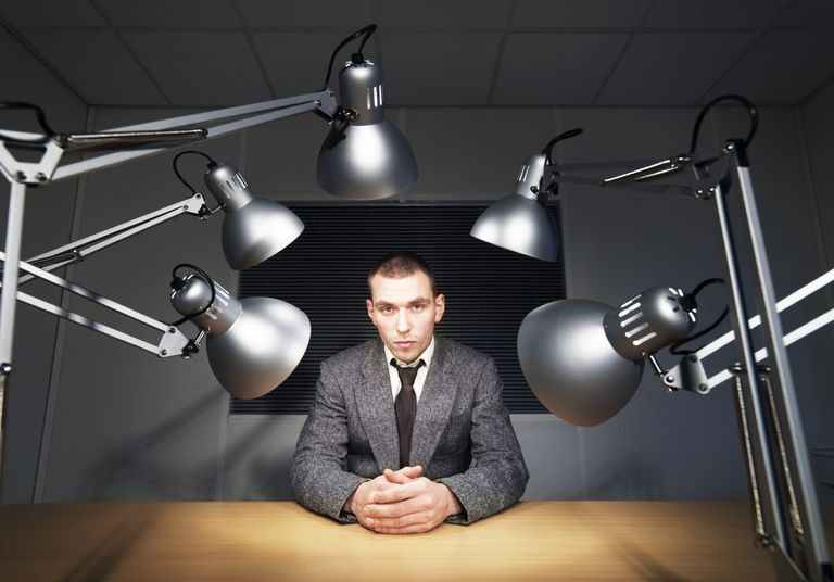 Homme qui va être interviewé avec plusieurs projecteurs se concentrant sur lui
